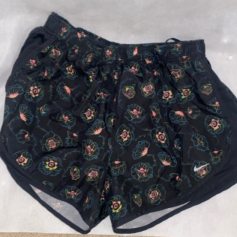 Nike women’s shorts size xl